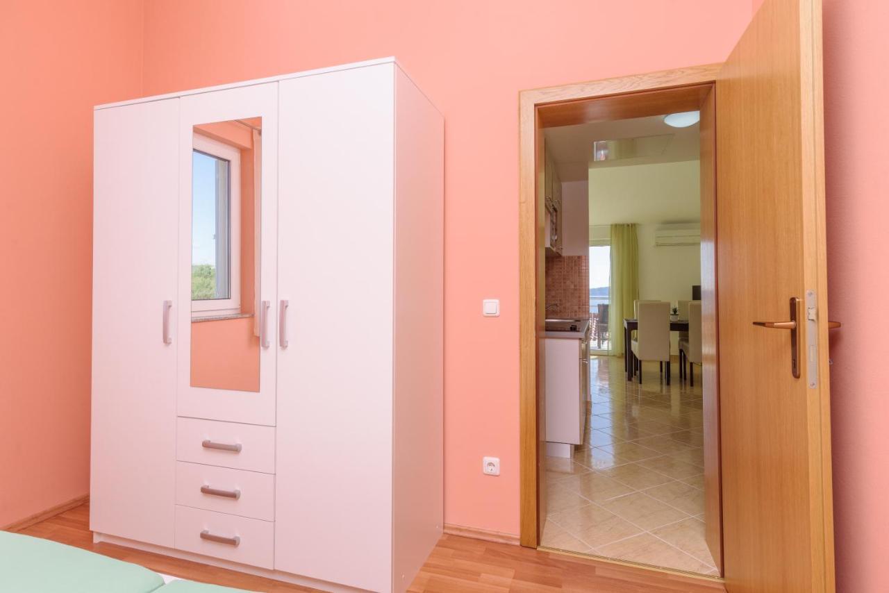 Apartmani Emil โตรกีร์ ภายนอก รูปภาพ