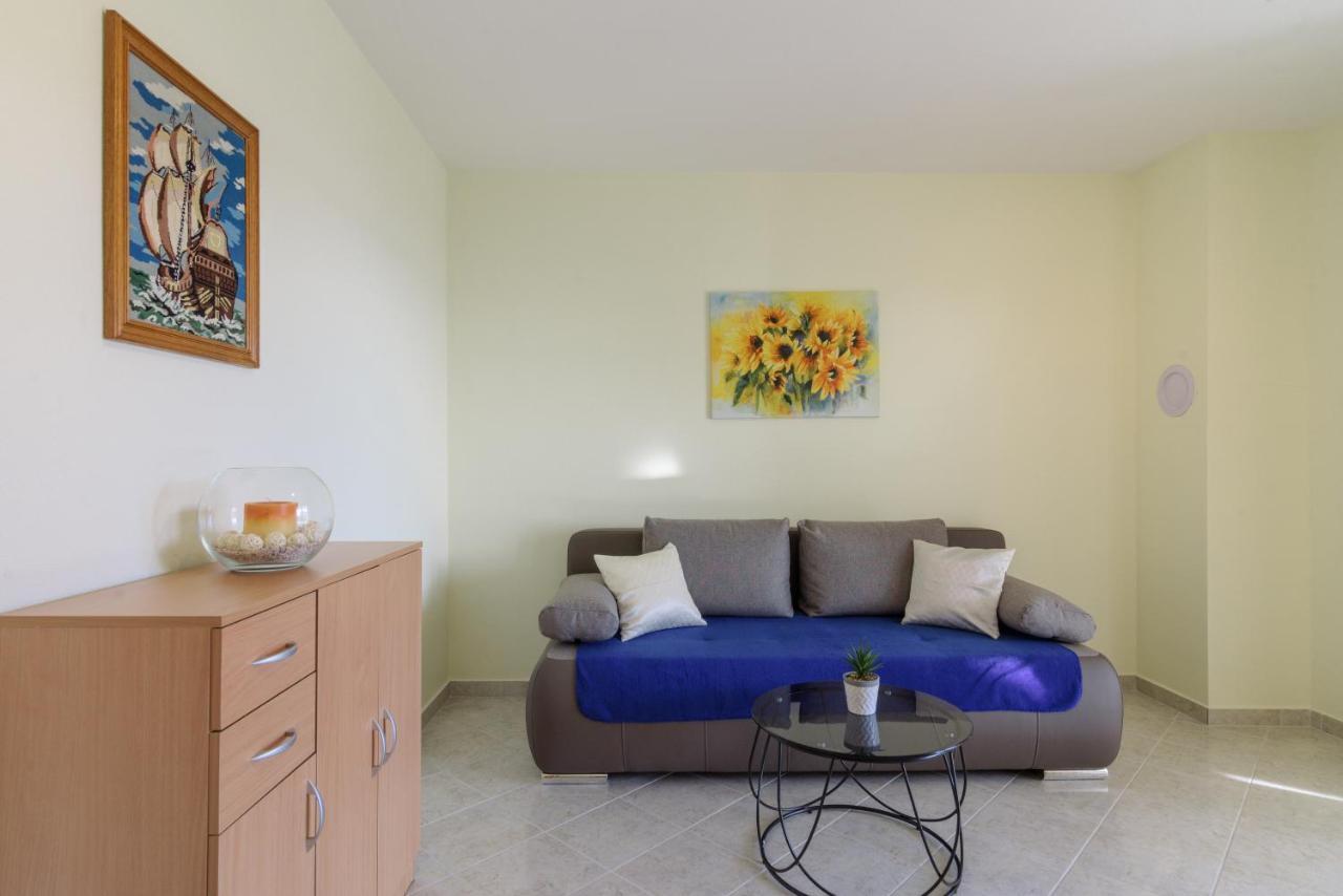 Apartmani Emil โตรกีร์ ภายนอก รูปภาพ