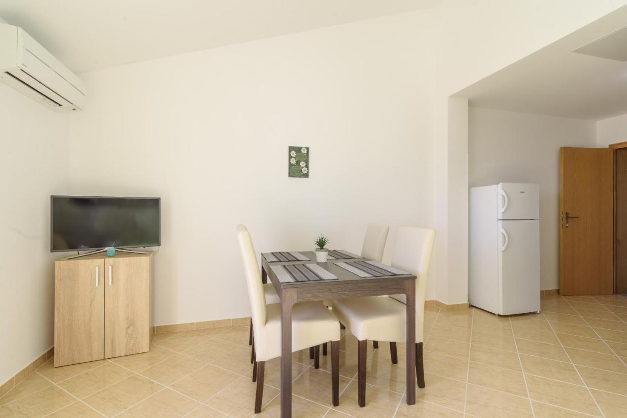 Apartmani Emil โตรกีร์ ภายนอก รูปภาพ