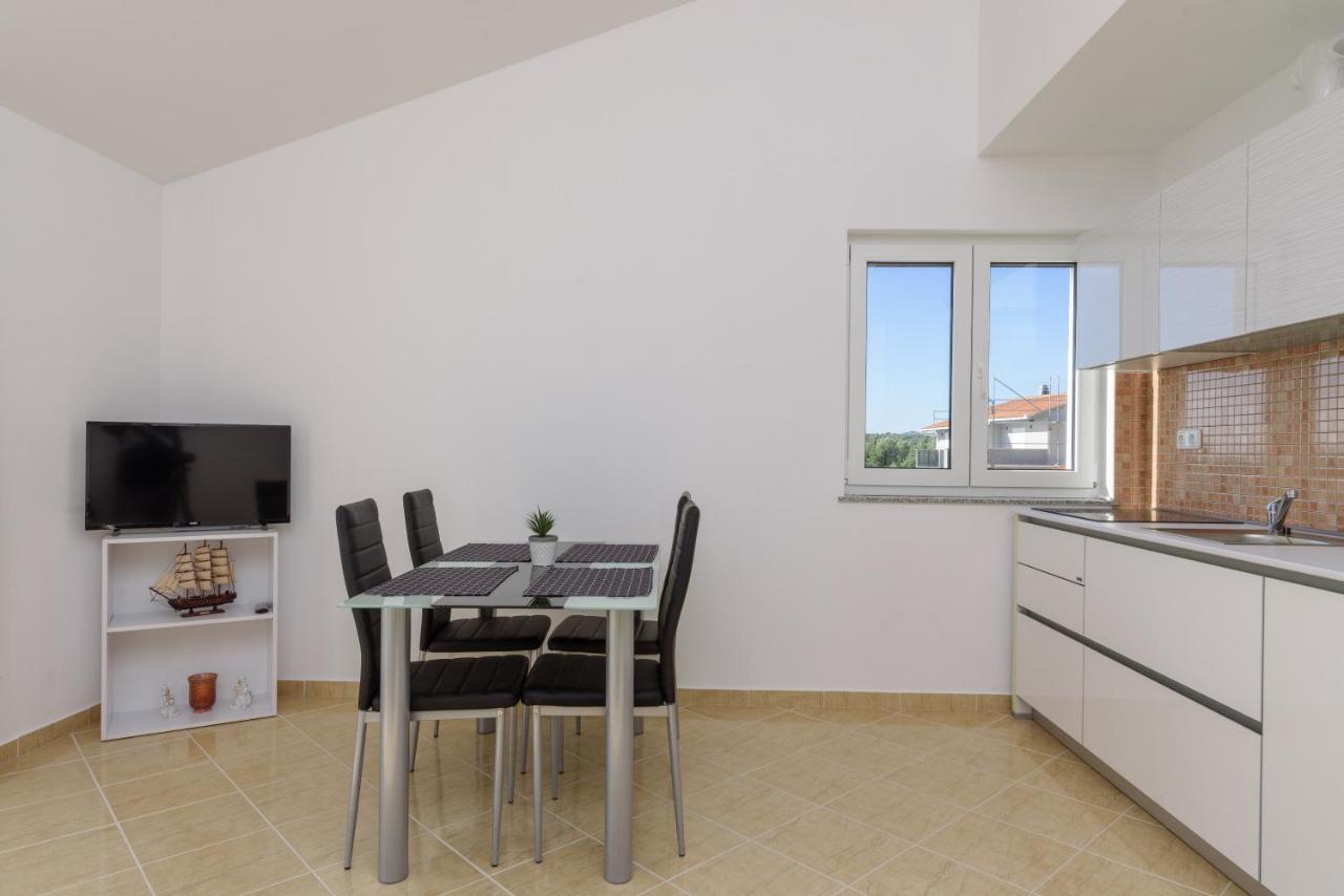 Apartmani Emil โตรกีร์ ภายนอก รูปภาพ