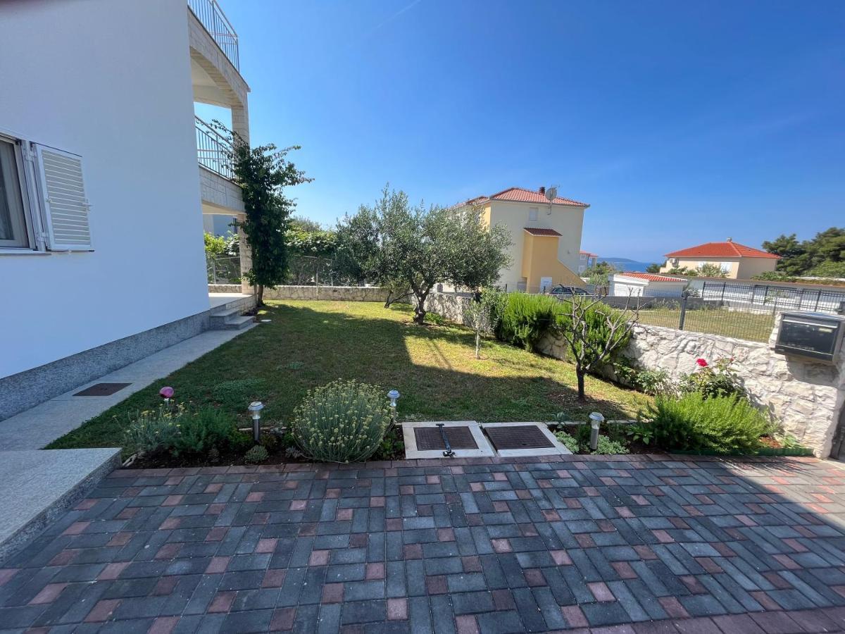 Apartmani Emil โตรกีร์ ภายนอก รูปภาพ