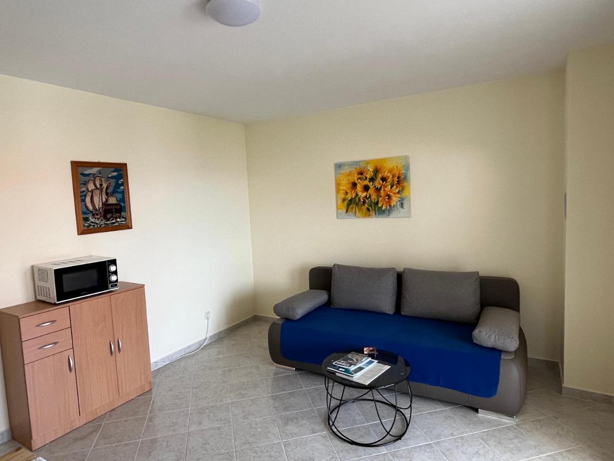 Apartmani Emil โตรกีร์ ภายนอก รูปภาพ