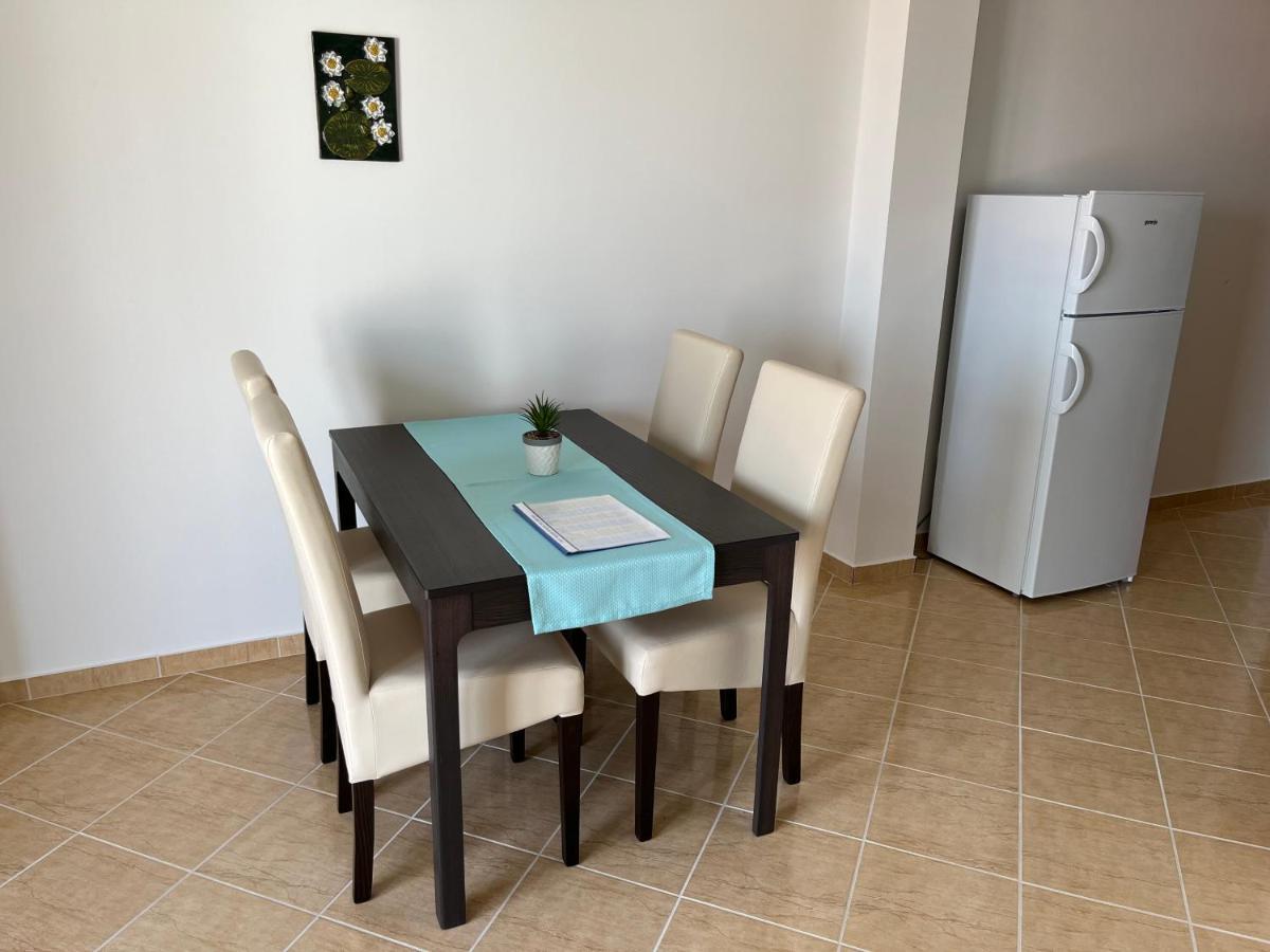 Apartmani Emil โตรกีร์ ภายนอก รูปภาพ