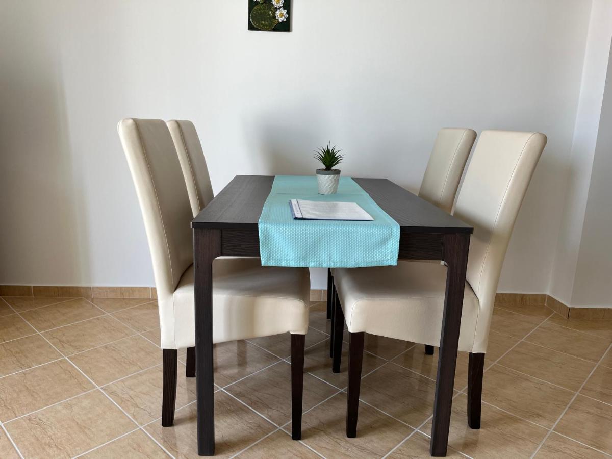 Apartmani Emil โตรกีร์ ภายนอก รูปภาพ