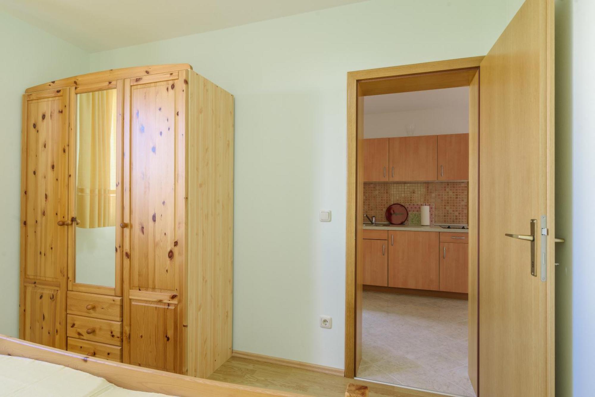 Apartmani Emil โตรกีร์ ภายนอก รูปภาพ